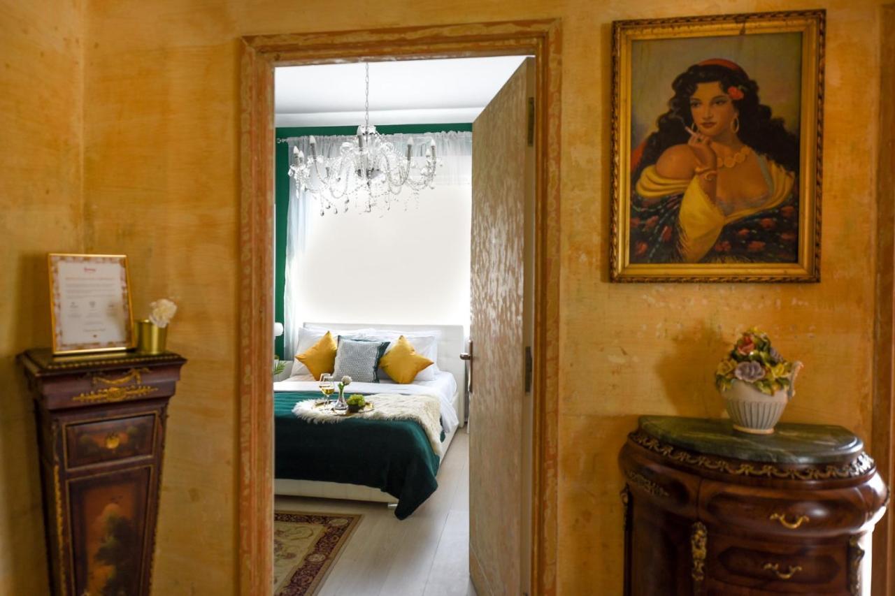 Baroque Splendor: Breathtaking Views & Design Lägenhet Bukarest Exteriör bild