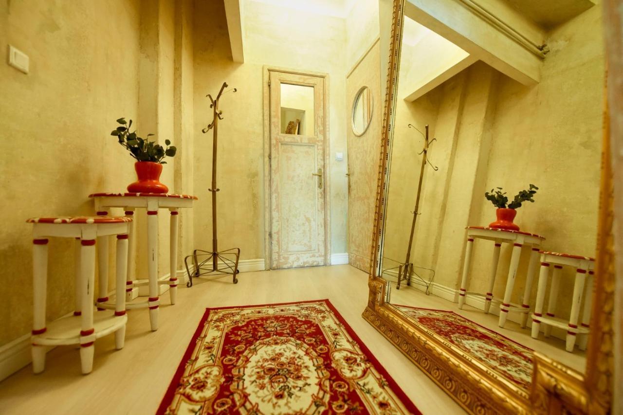 Baroque Splendor: Breathtaking Views & Design Lägenhet Bukarest Exteriör bild