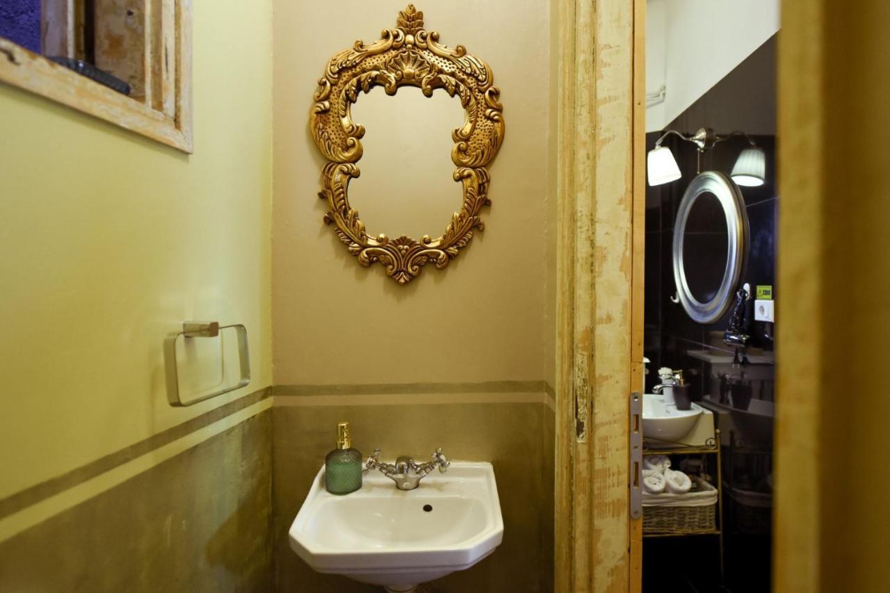 Baroque Splendor: Breathtaking Views & Design Lägenhet Bukarest Exteriör bild
